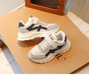 Close-up van gevoerde sneakers voor meisjes met blauwe en grijze accenten