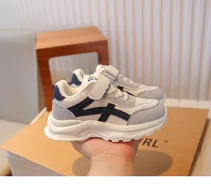Detail van grijze kindersportschoenen met warme voering van imitatiebont en klittenband