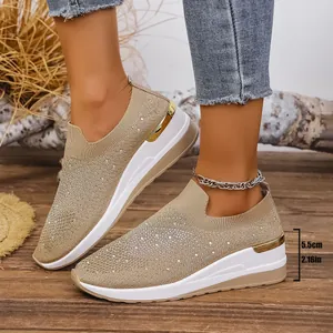 Elegante Damen Sneaker mit Strasssteinen und 5,5 cm hohem Keilabsatz aus bequemem Fly-Knit.