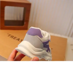 Detailopname van de warme fleecevoering en hiel van paarse sportschoenen voor meisjes.