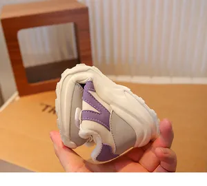 Detail van de flexibele zachte zool van warme met fleece gevoerde kindersneakers