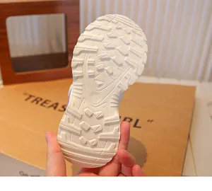 Detailopname van de antislipzool van witte kindersneakers