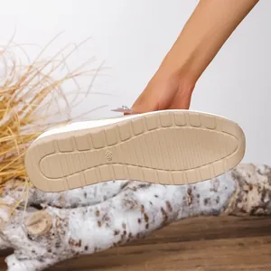 Detailansicht der strapazierfähigen, strukturierten Sohle eines Damen-Keilsneakers