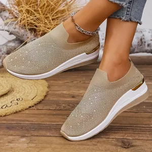 Detailansicht eleganter beiger Damen-Wedge-Sneaker mit glitzernden Strasssteinen