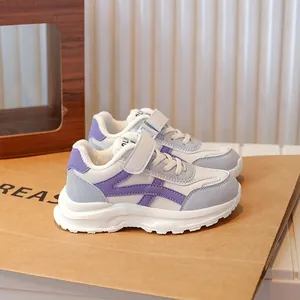 Modieuze paars-witte gevoerde sportsneakers voor meisjes met stevige klittenbandsluiting