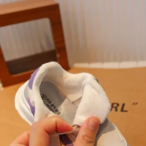 Close-up van warme sportschoenen voor meisjes met zachte pluche voering en zool.