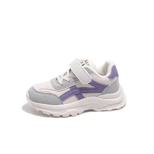 Meisjes sportschoenen met warme fleecevoering, paarse accenten en handige klittenbandsluiting.