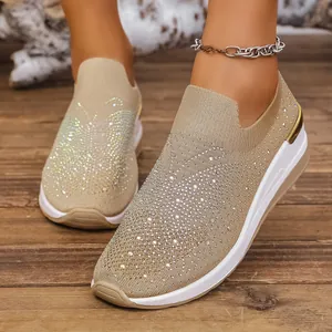 Detailansicht der glitzernden Strassmuster auf beigen Fly-Knit Damen Keil-Slippern
