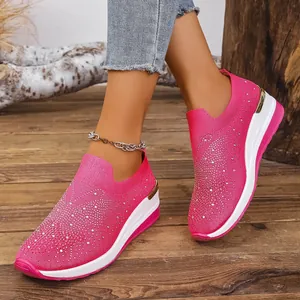 Detailansicht pinkfarbener Flyknit-Keil-Sneaker mit glitzernden Strasssteinen und Plateau