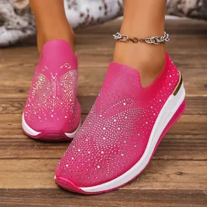 Nahaufnahme rosa Fly-Knit-Sneaker mit Strasssteinen, Schmetterlingsmuster und Plateausohle