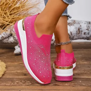Detailansicht pinkfarbener Fly-Knit-Keilsneaker mit funkelndem Strassstein-Besatz