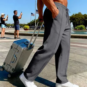 Detailansicht der lockeren Herrenhose mit geradem Bein und Seitentaschen auf Reisen