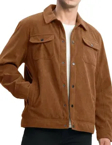 Détail d'une veste en velours côtelé marron pour homme avec texture côtelée et poches.