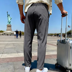 Rückansicht graue lockere gerade Herren-Freizeithose in Reiseszene am Liberty Square