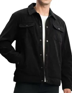 Détail d'une veste en velours côtelé noir avec boutons-pression et poches