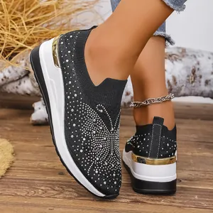 Detailansicht der schwarzen Damen-Wedge-Sneaker mit Strasssteinen und Goldakzenten