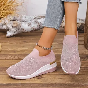 Nahaufnahme der rosa Flyknit-Sneaker mit glitzerndem Strass und weißer Keilsohle