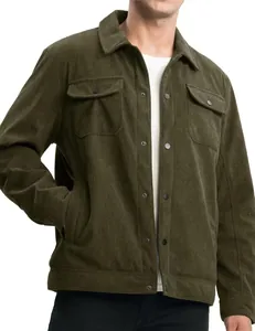 Détail de la veste en velours côtelé vert olive avec poches poitrine et boutons métal