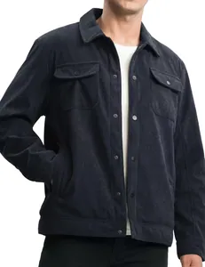 Détail rapproché d'une veste en velours côtelé bleu marine pour hommes avec boutons