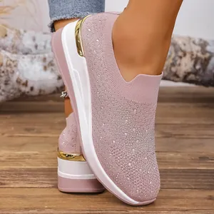 Detailansicht der rosafarbenen Fly-Weave-Keilsneaker für Damen mit glitzernden Strasssteinen.