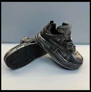 Sneakers platform in pelle nera invecchiata da uomo con suole spesse e design stringato