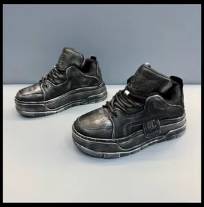 Sneakers alte in pelle nera invecchiata da uomo con suole platform spesse e loghi.