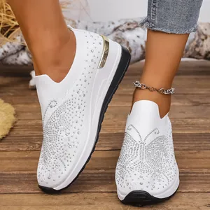 Detailansicht der eleganten weißen Flyknit-Wedges mit funkelndem Strass-Schmetterlingsmuster