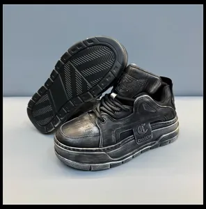Sneakers alte in pelle nera invecchiata con spessa suola platform.