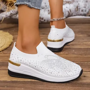 Detailansicht weißer Strick-Sneaker mit glitzernden Strasssteinen und goldener Ferse