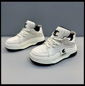 Dettaglio laterale di sneakers alte in pelle bianca per uomo con spesse suole platform.