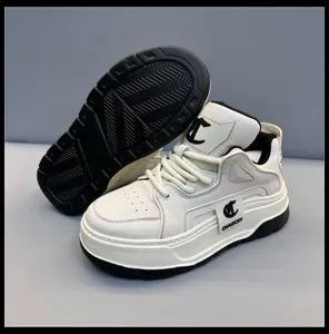 Vista dettagliata di sneaker alta in pelle bianca con spessa suola platform e accenti neri