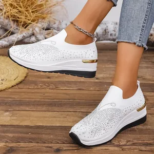 Detailansicht weißer Plateau-Sneaker mit fliegendem Obermaterial und Strasssteinen
