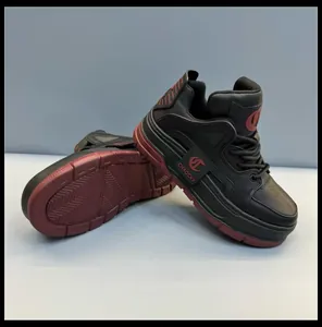 Vista dettagliata delle scarpe alte da uomo in pelle nera e bordeaux con suola spessa.