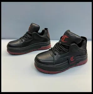 Vista dettagliata delle sneakers alte da uomo in pelle nera con suola rossa spessa