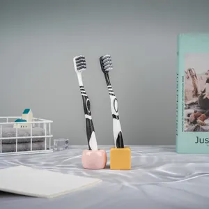 Set di spazzolini da denti professionali per adulti con setole a spirale e supporti