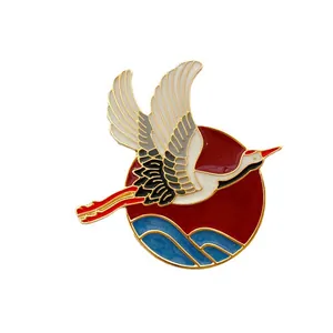 Elegante broche de esmalte vintage con diseño de grulla, sol rojo y olas azules