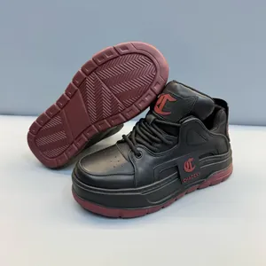Sneaker alta da uomo in pelle nera con suola rossa spessa e design stringato