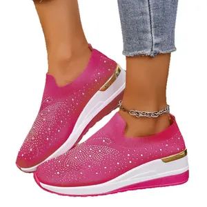 Elegante Damen Keilsneaker mit glitzernden Strasssteinen aus rosa Fly-Knit Gewebe
