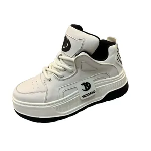 Sneaker alta da uomo in pelle bianca premium con suola spessa e accenti neri di lusso