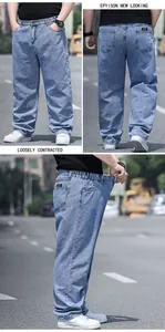 Détail d'un jean denim bleu clair ample pour homme dans une présentation extérieure en 3 volets.