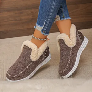 Gros plan de bottes de neige d'hiver chaudes pour femmes avec doublure en peluche.