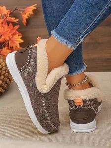 Détail de bottes d'hiver chaudes à enfiler avec doublure en fausse fourrure épaisse