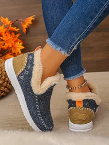 Détail de bottes de neige bleues fourrées avec surpiqûres contrastées pour femmes