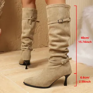 Botas altas de ante caqui con diseño arrugado, punta fina y tacones altos elegantes