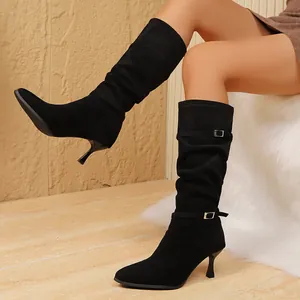 Elegantes botas de gamuza negra con punta afilada y tacones de aguja finos para mujer