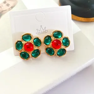 Boucles d'oreilles vintage style français avec pierres rouges et vertes sur carte