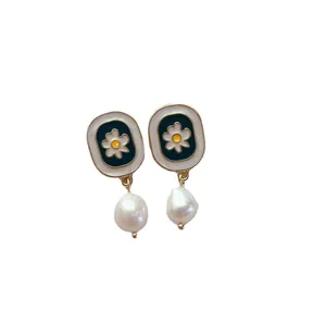 Élégantes boucles d'oreilles fleur en émail style français avec perles baroques