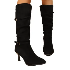 Elegantes botas de ante negro con tacón de aguja, punta afilada y detalles de hebilla