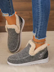 Gros plan détaillé de bottes d'hiver chaudes pour femmes en polaire grise et peluche