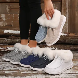 Detailansicht bunter Freizeit-Loafer mit warmem Kunstfellfutter und Schnürdesign